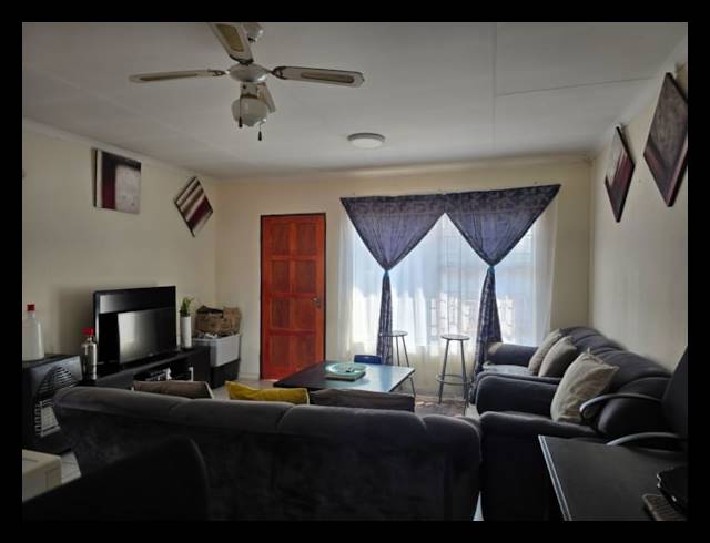 2 bed property to rent in LAKEFIELD